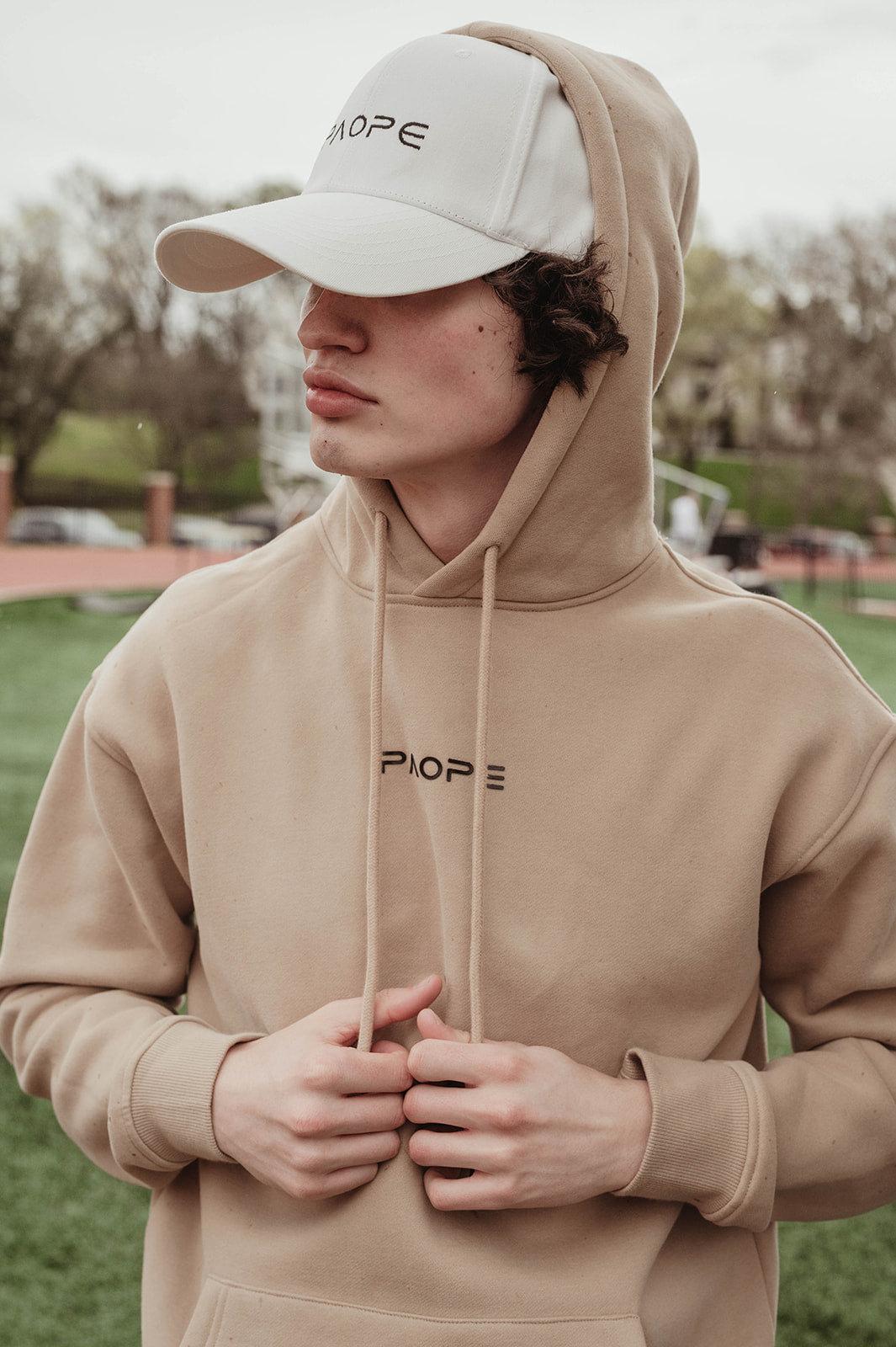 LOGO COLLECTION: BASEBALL CAP FEATHER WHITE