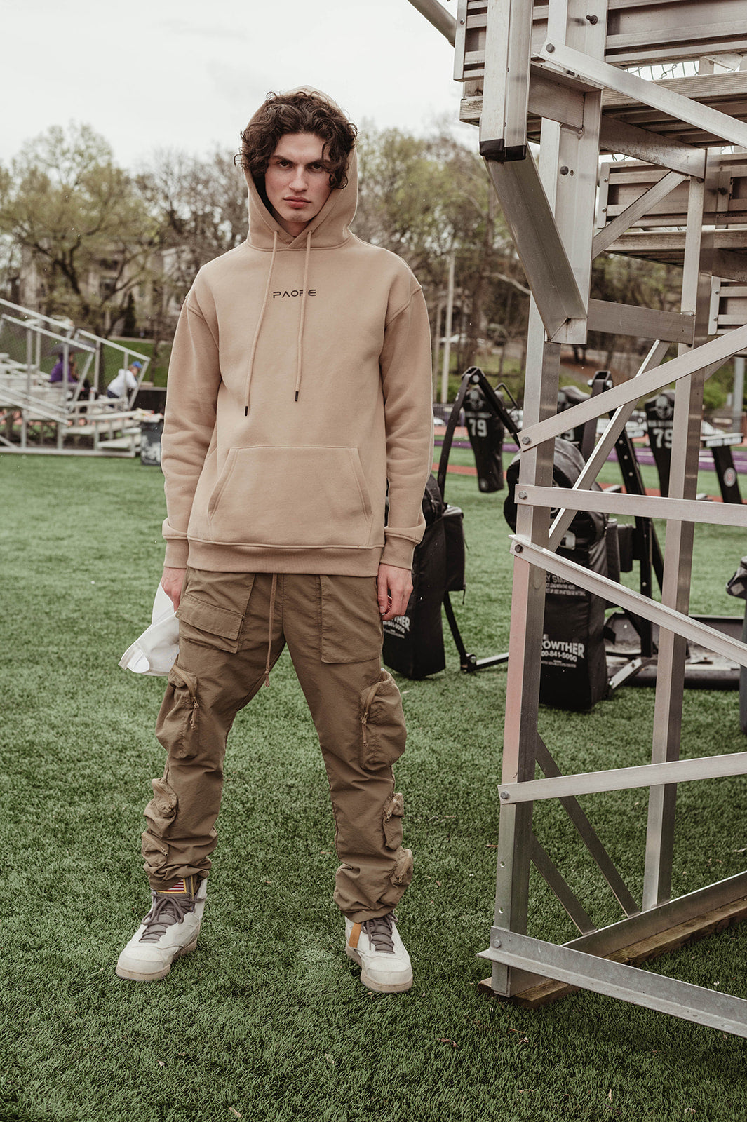 LOGO COLLECTION: HOODIE IN COTTON DUNE BROWN