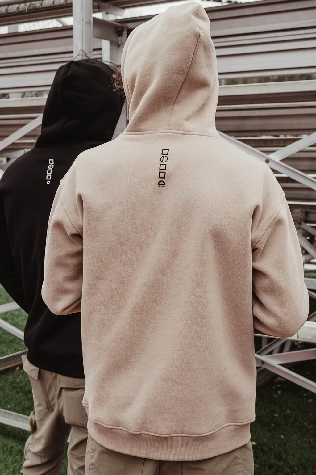 LOGO COLLECTION: HOODIE IN COTTON DUNE BROWN