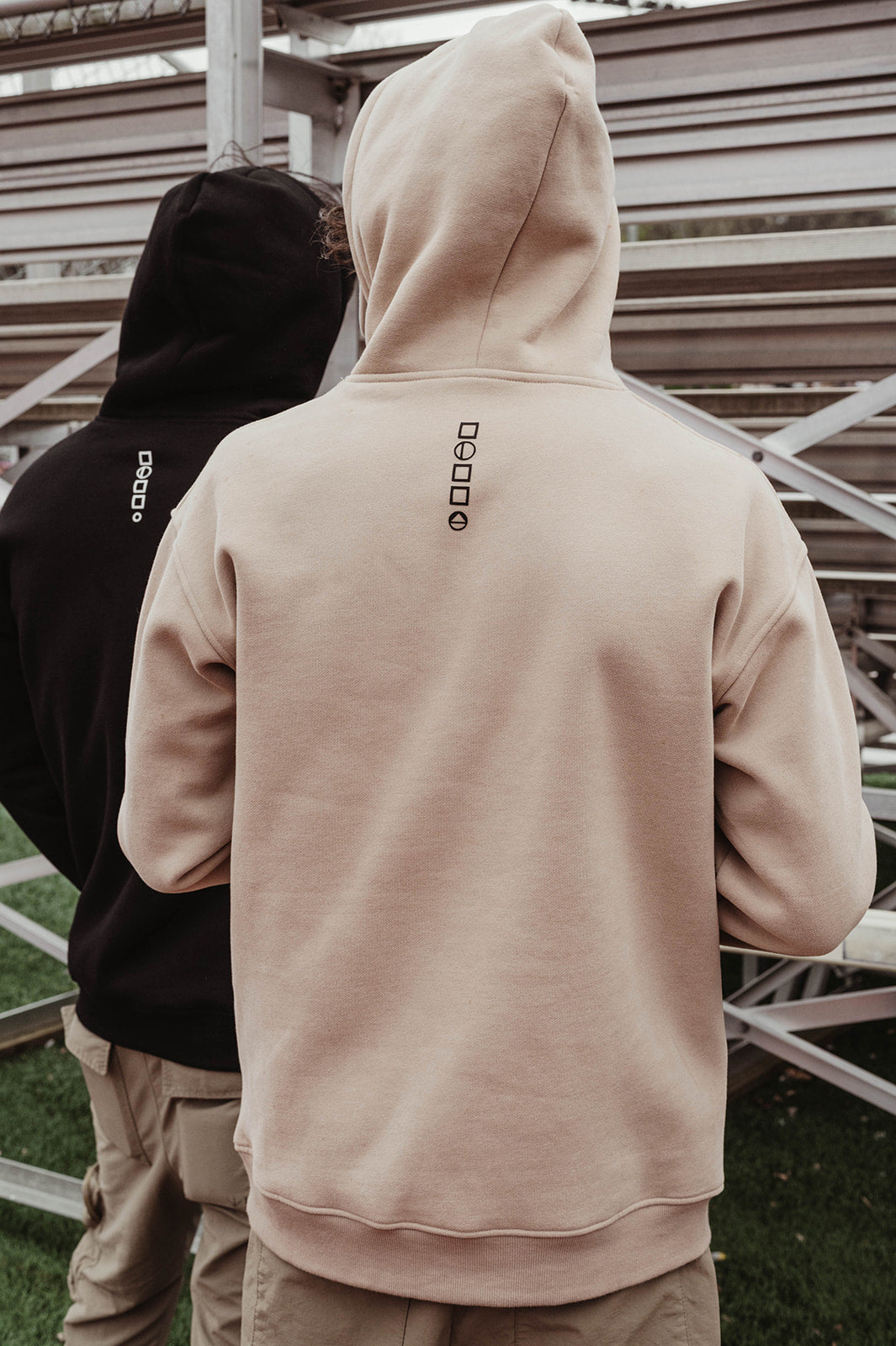 LOGO COLLECTION: HOODIE IN COTTON DUNE BROWN