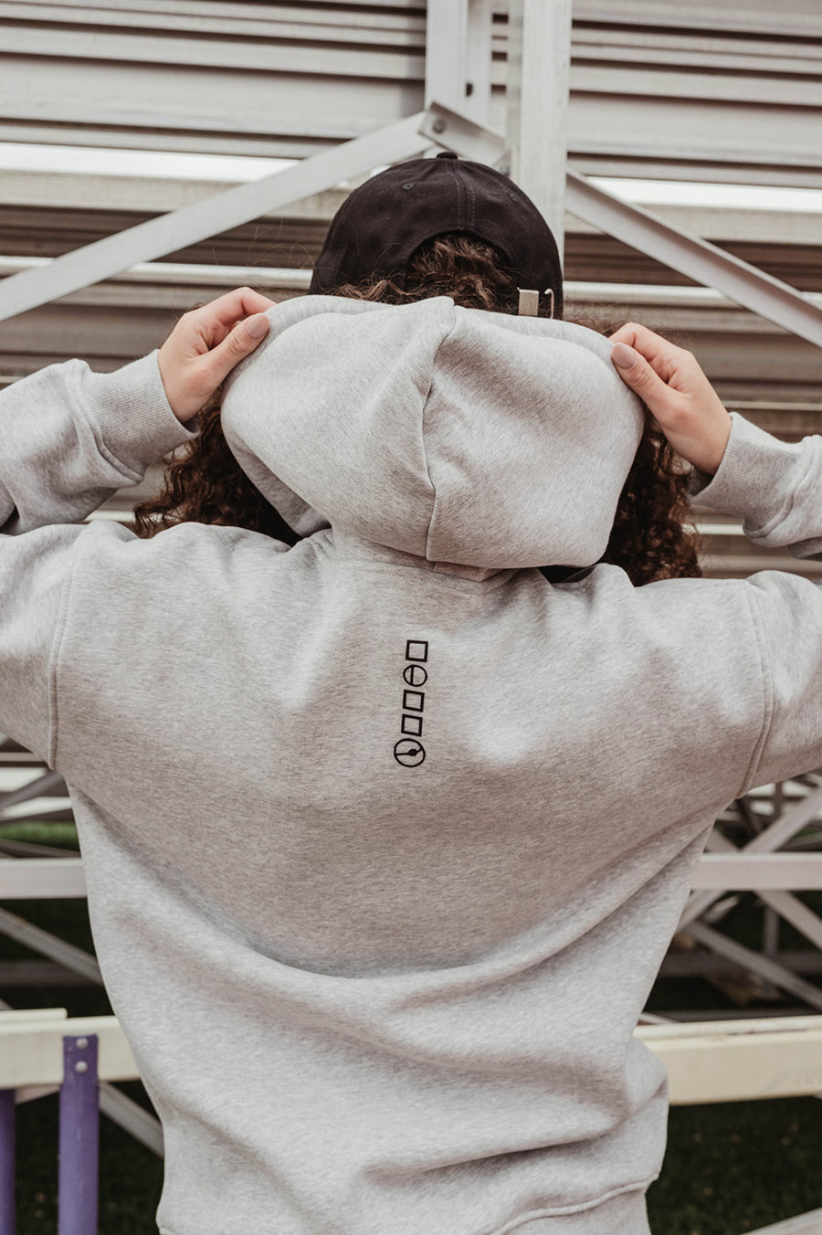 LOGO COLLECTION: HOODIE IN COTTON LUNAR GREY