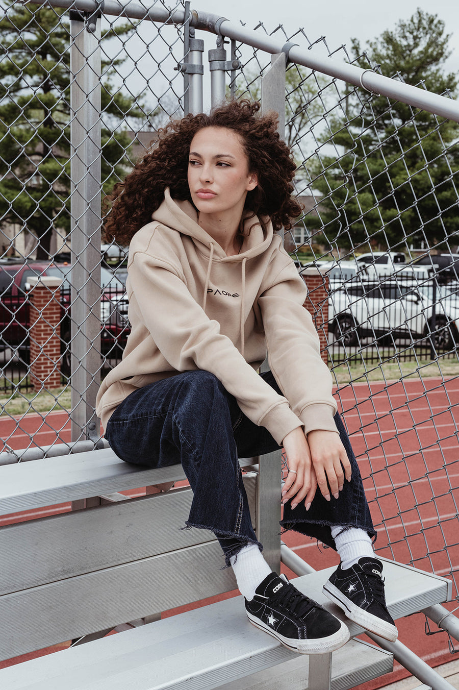 LOGO COLLECTION: HOODIE IN COTTON DUNE BROWN